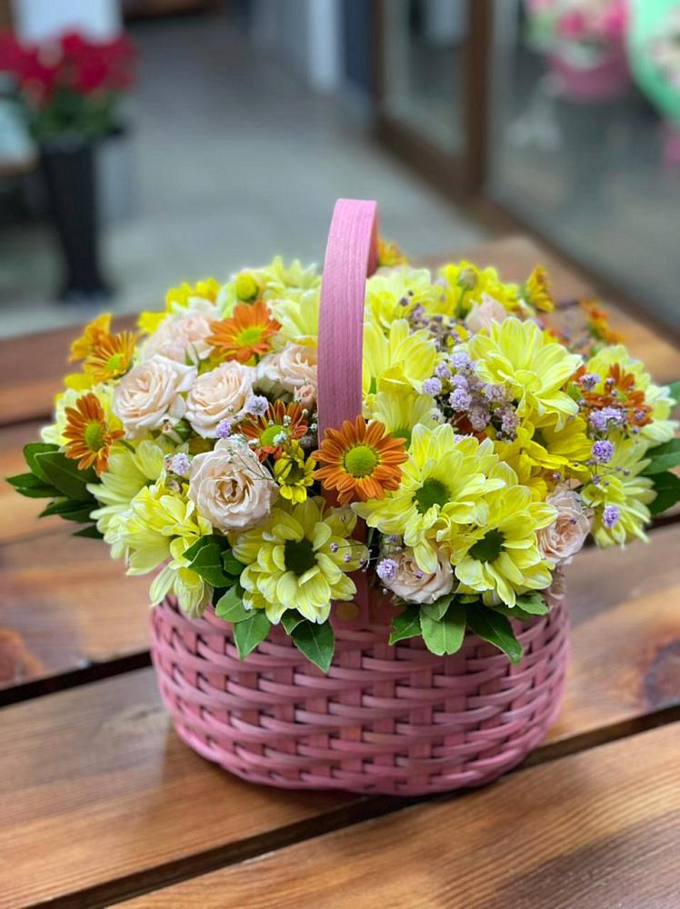 Цветочная композиция из Хризантемы и Розы в корзине в Выгоничи