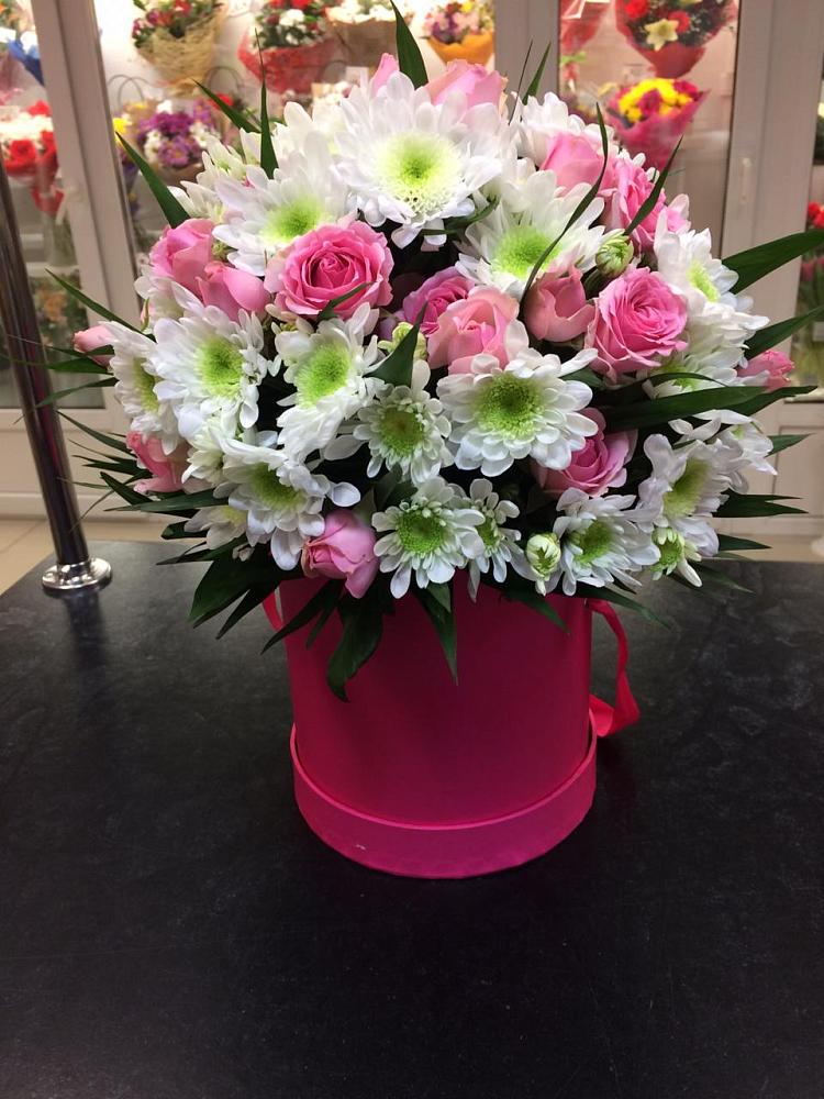 Цветочная композиция из Розы и Хризантемы в шляпной коробке в Выгоничи