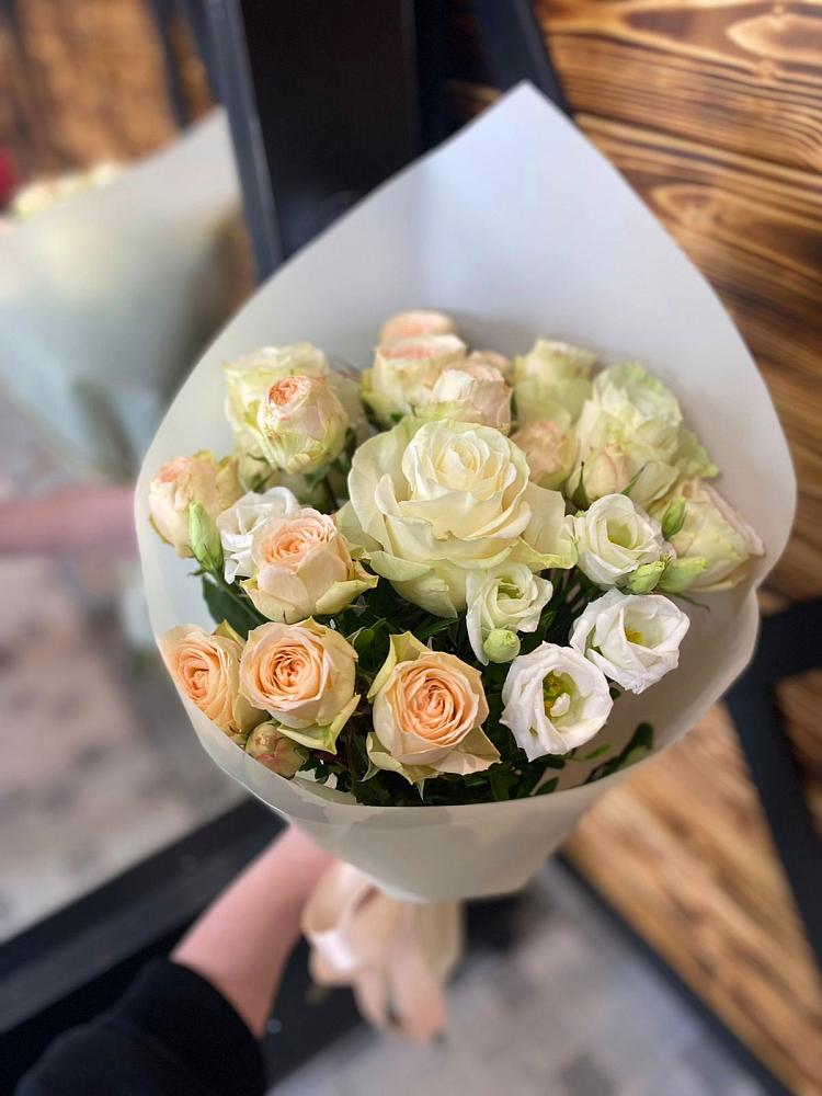 Букет цветов из: Розы и Лизиантусы в Выгоничи